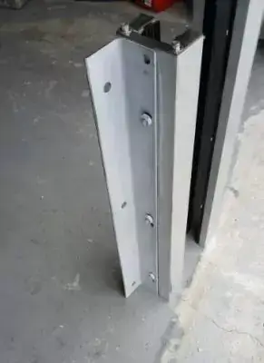 Outside mounting post for aluminum flood barrier