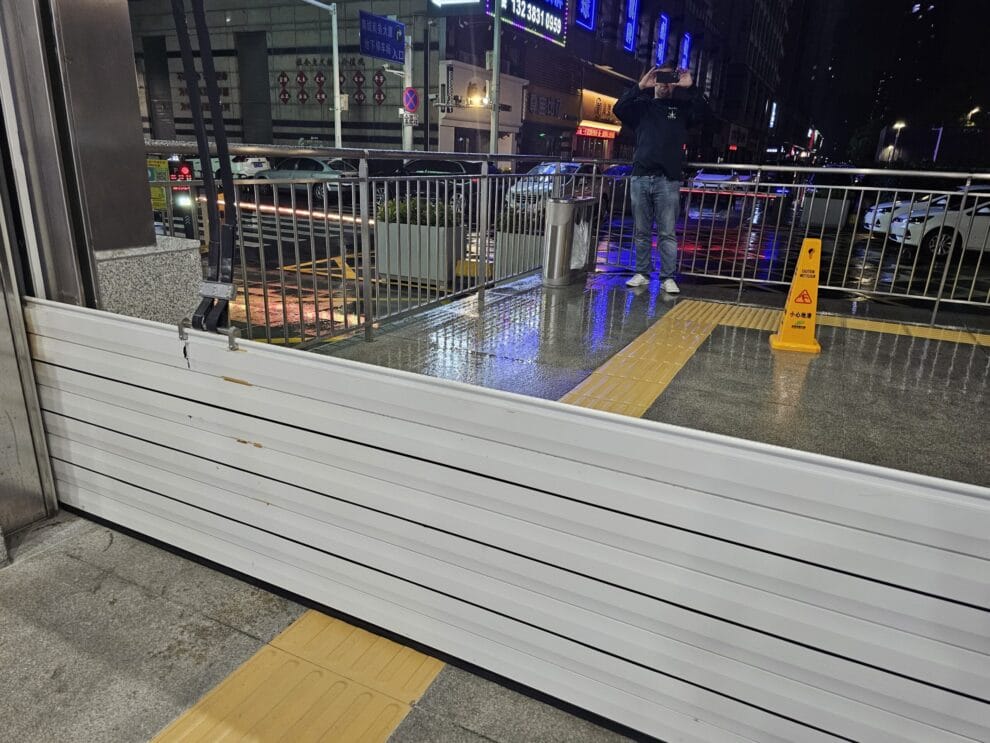 Automatic Eudore aluminum flood barrier at a protected opening